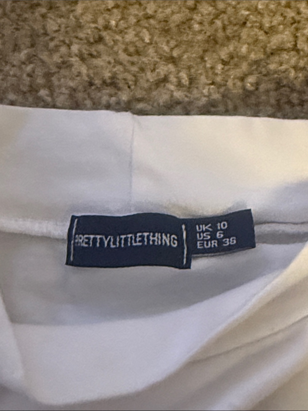PrettyLittleThing White Cropped Long Sleeve Top - Picture 2 of 2